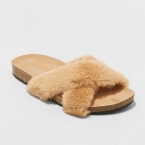 BRAND NEW!      Women's Bella Cross Band Faux Fur